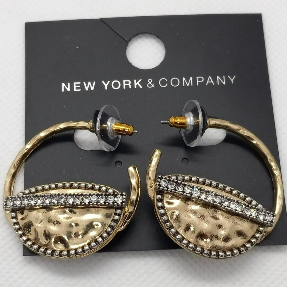 NEW New York and Company Gold Tone, Hammered Rhinestone Bar‎ Accented Post Hoops